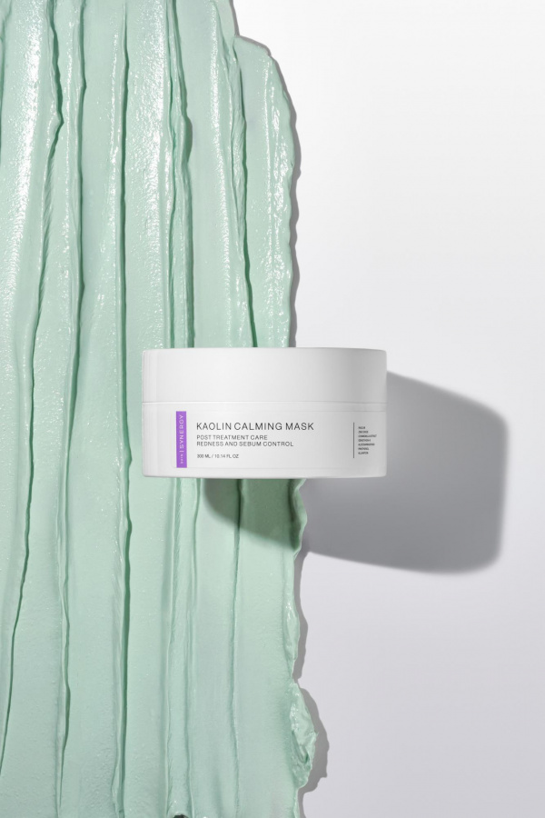 Нанесение Kaolin Calming Mask на лицо — постпроцедурное успокаивающее средство